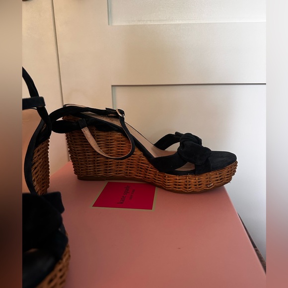 Kate Spade size 8.5 “Patio” navy suede with wicker platform sandal with bow - Picture 7 of 10